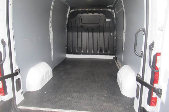 Hvid Renault Master fra 2023