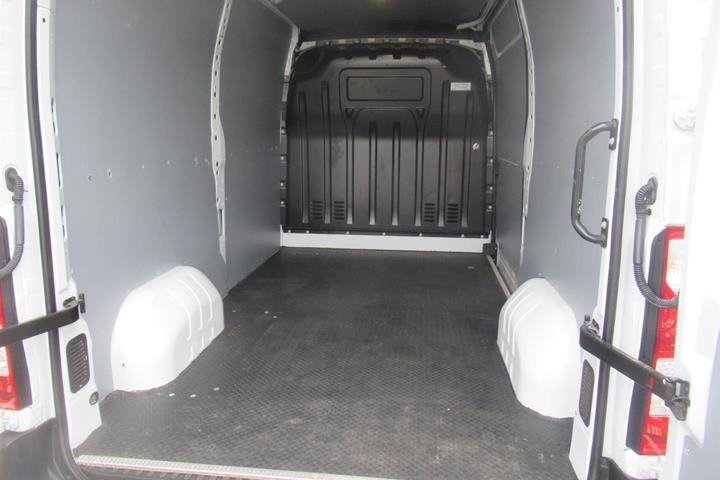 Hvid Renault Master fra 2023