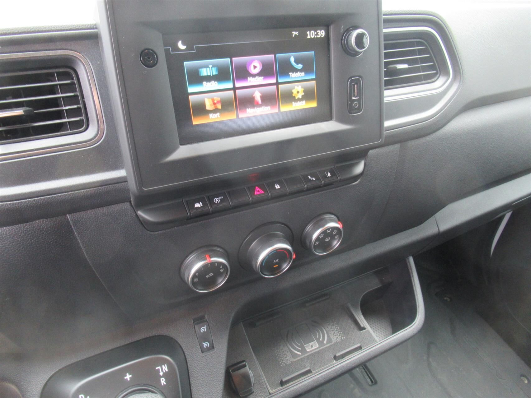 Hvid Renault Master fra 2023