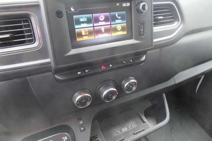Hvid Renault Master fra 2023