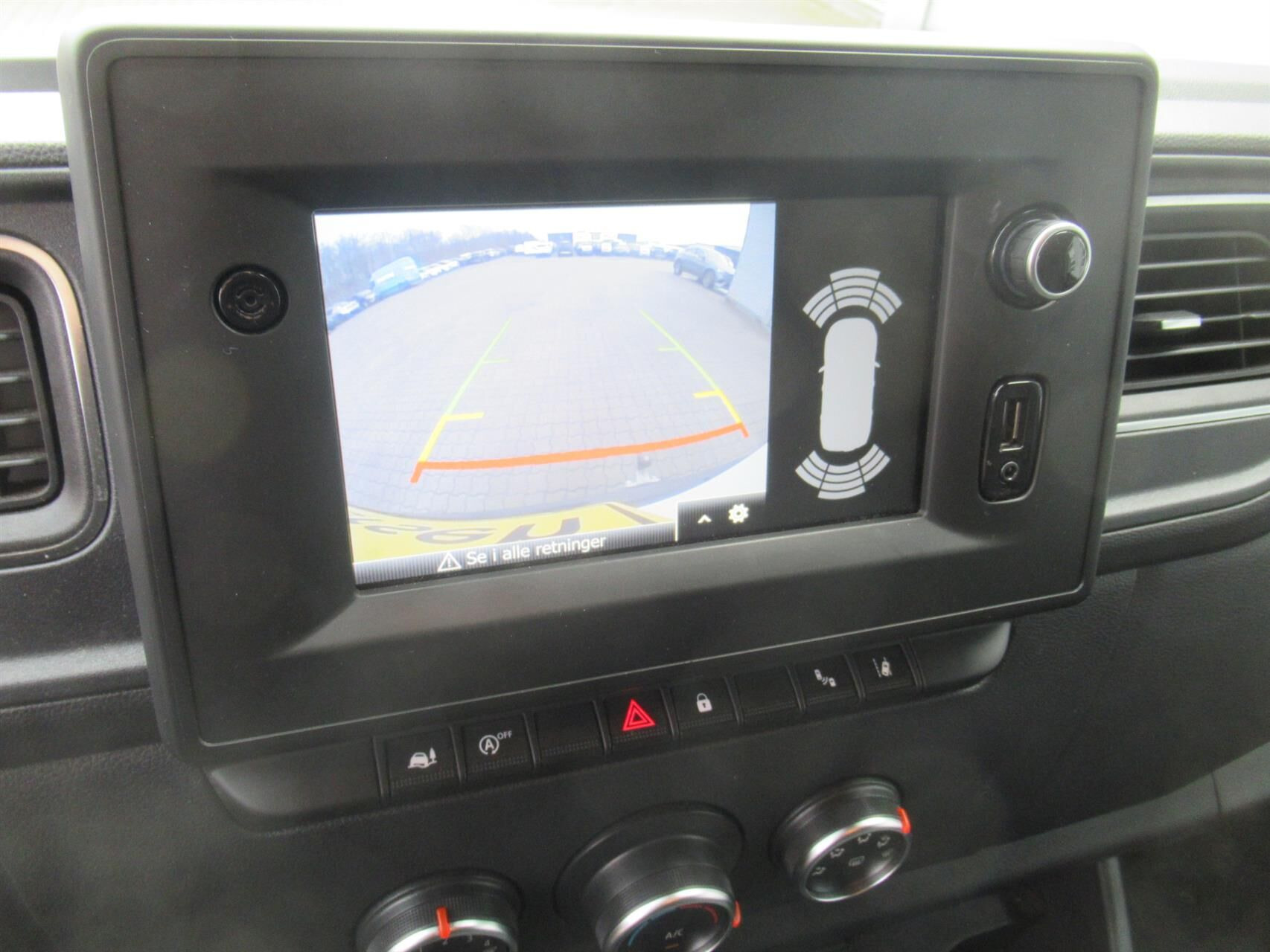 Hvid Renault Master fra 2023