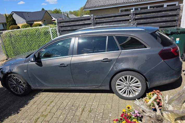 Grå Opel Insignia fra 2014