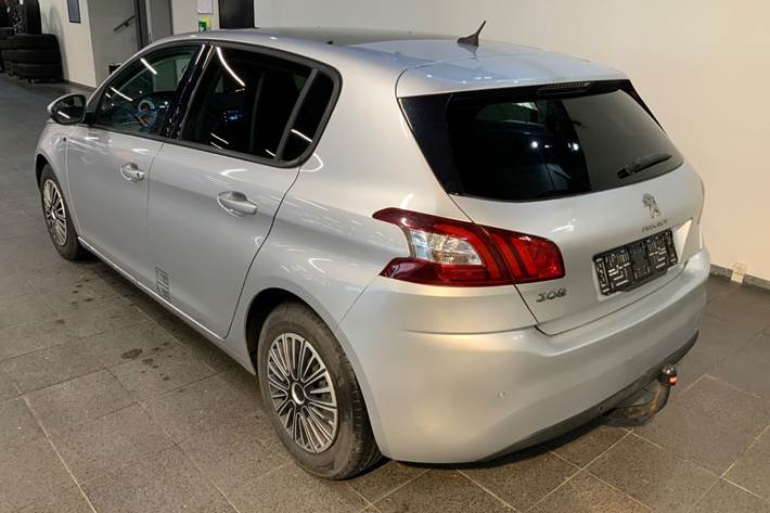 Sølv Peugeot 308 fra 2016