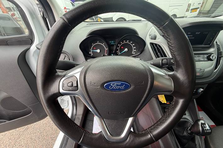 Hvid Ford Transit Courier fra 2019
