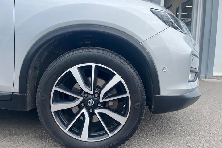 Sølv Nissan X-Trail fra 2018