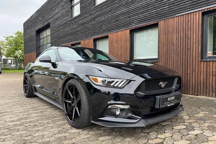 Sort Ford Mustang fra 2017