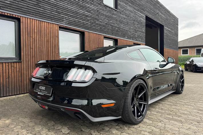 Sort Ford Mustang fra 2017