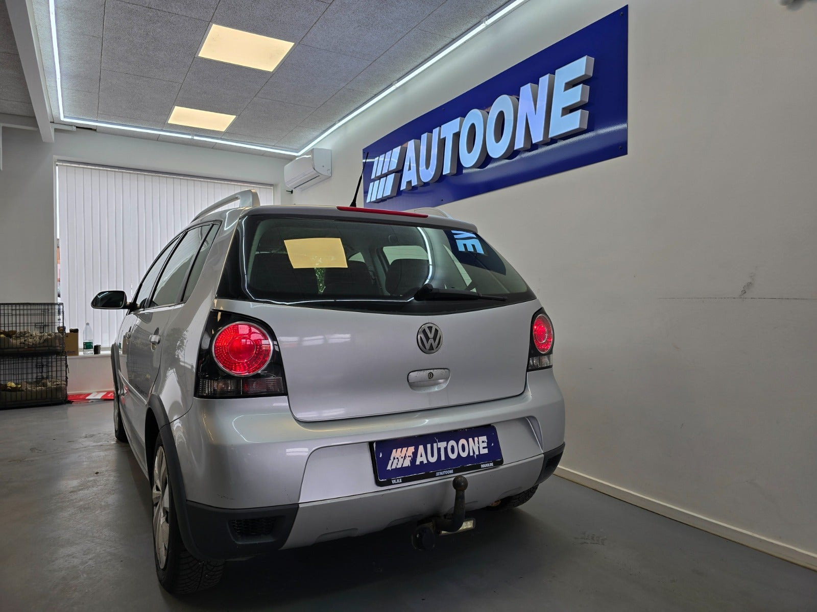 Sølv VW Polo Cross fra 2006 set udefra