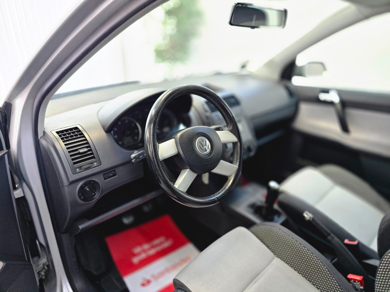 Sølv VW Polo Cross fra 2006 set indefra
