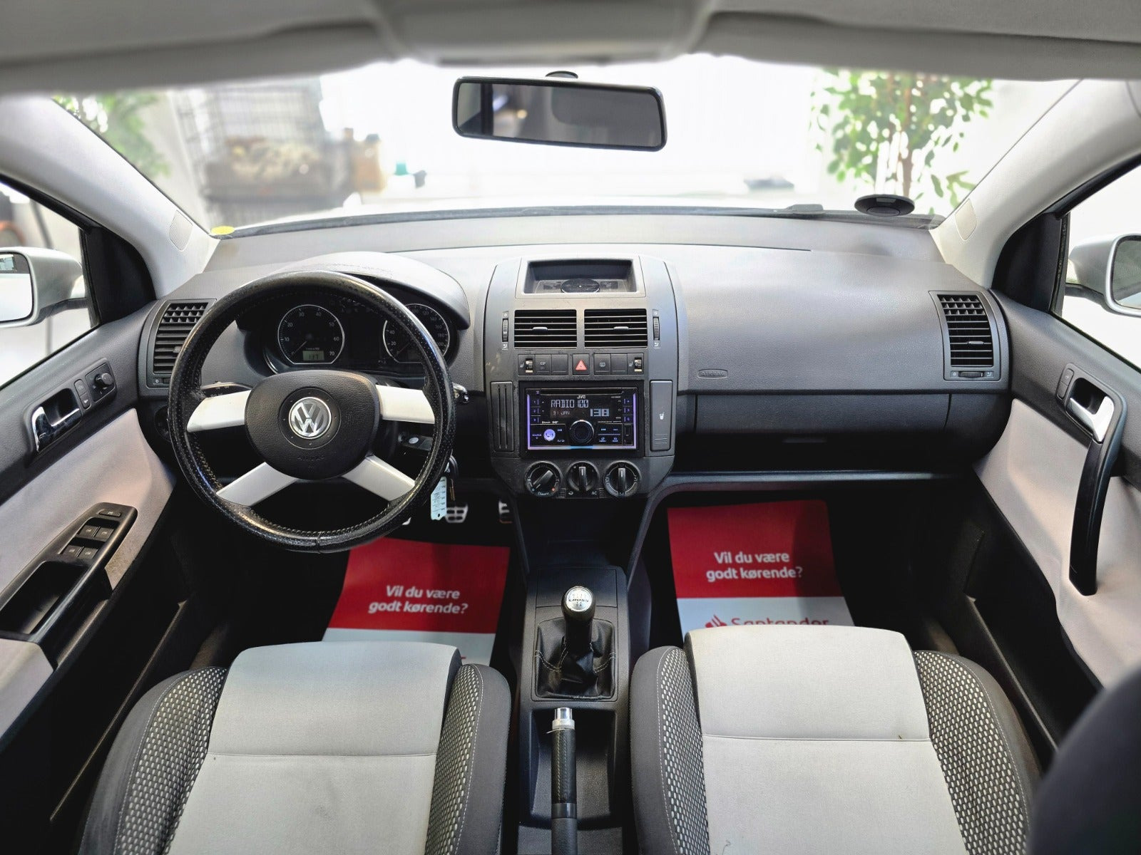 Sølv VW Polo Cross fra 2006 set indefra