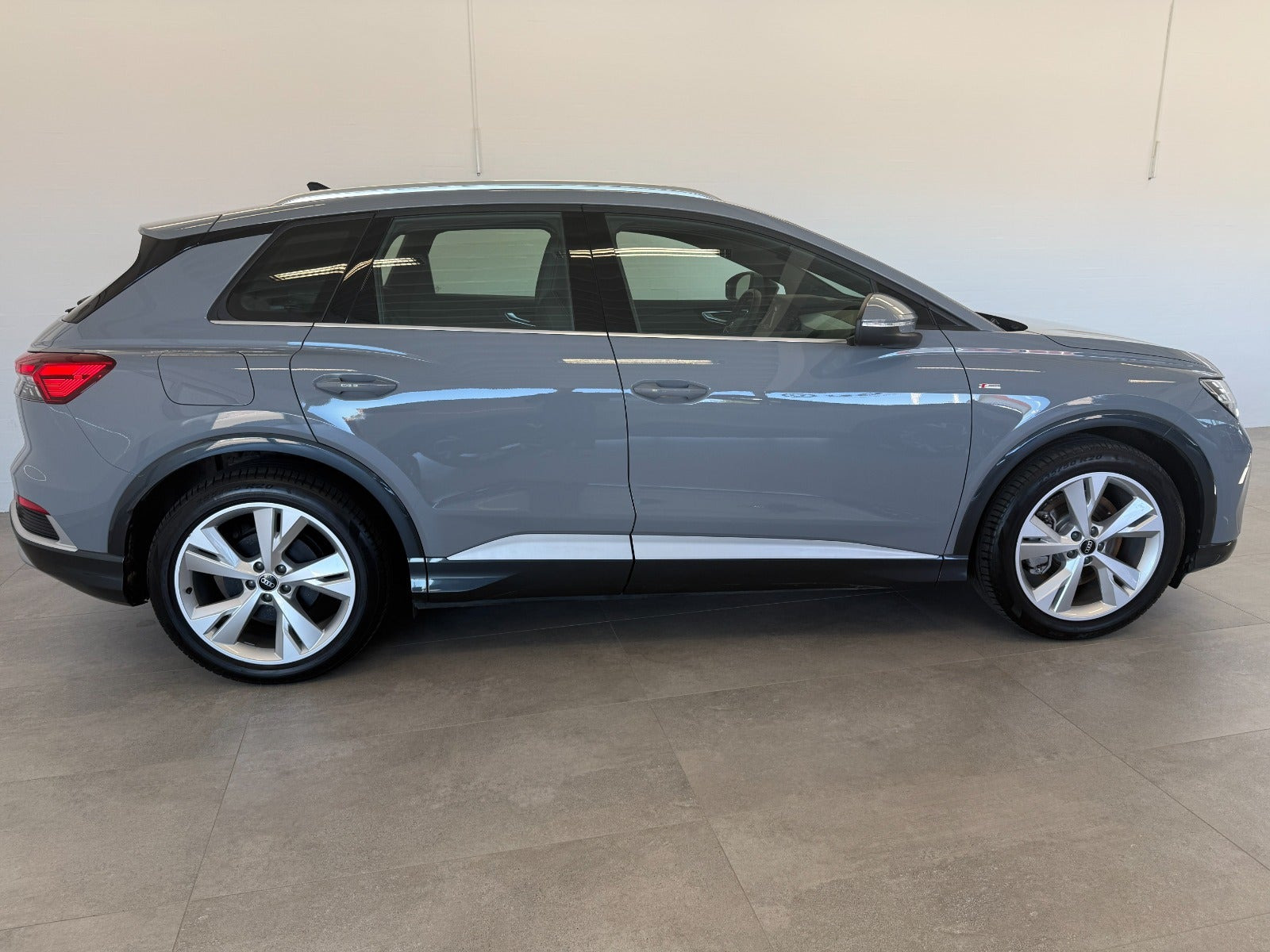 Grå Audi Q4 e-tron fra 2024