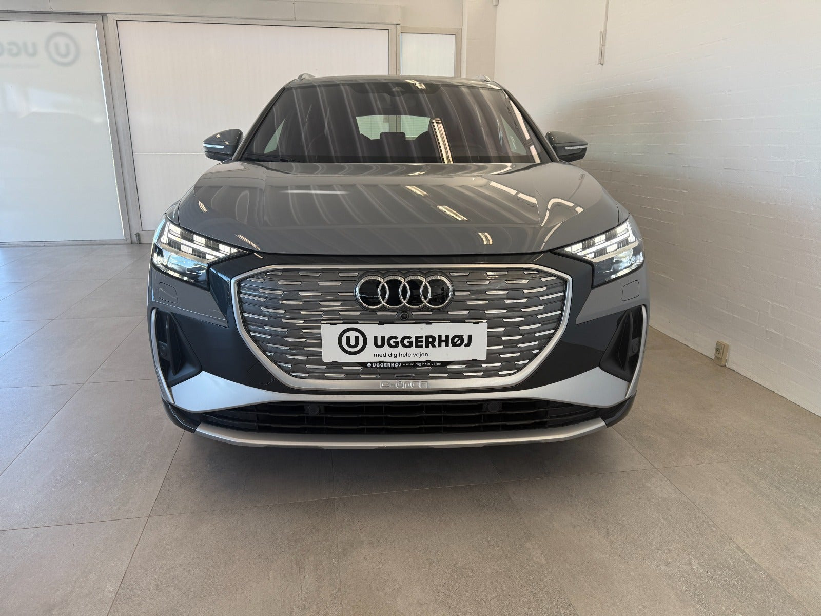 Grå Audi Q4 e-tron fra 2024