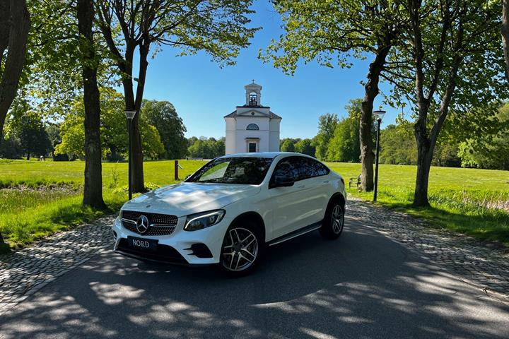 Hvid Mercedes GLC250 fra 2017 set udefra