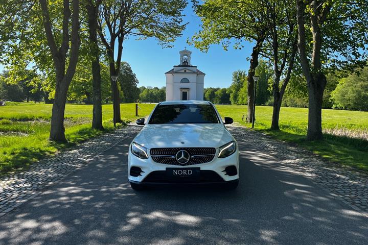 Hvid Mercedes GLC250 fra 2017 set udefra