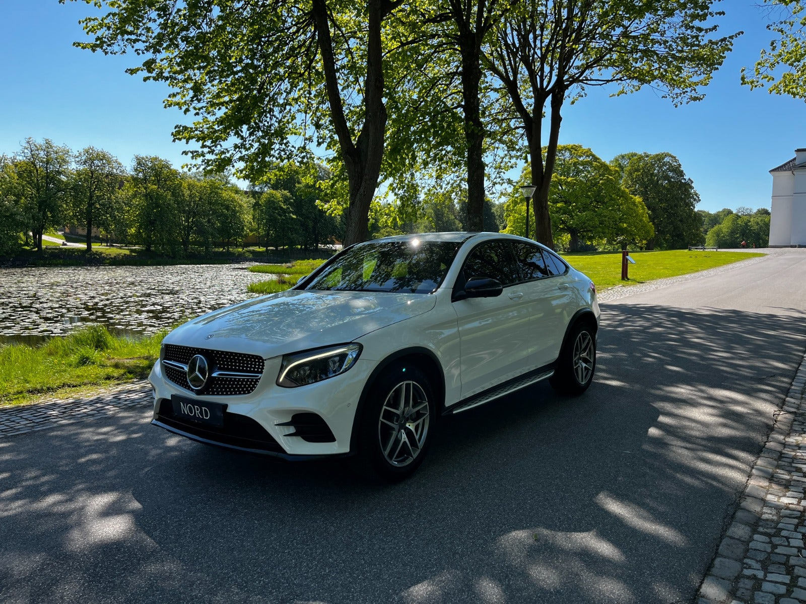Hvid Mercedes GLC250 fra 2017 set udefra