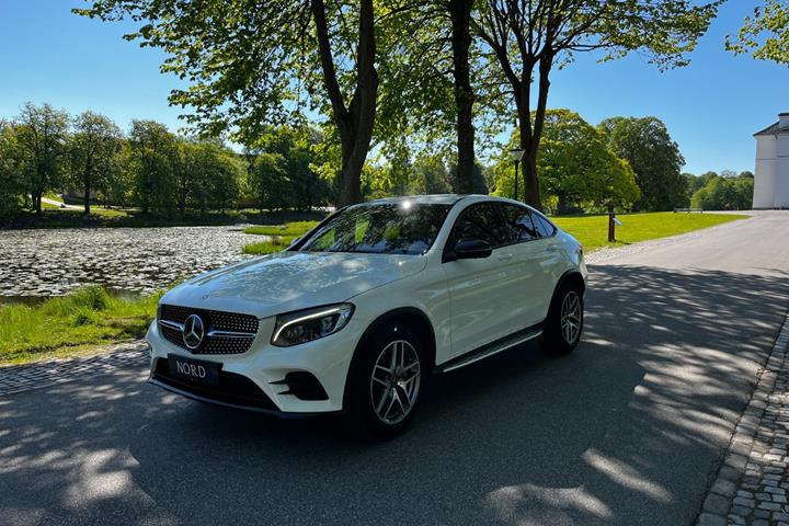 Hvid Mercedes GLC250 fra 2017 set udefra