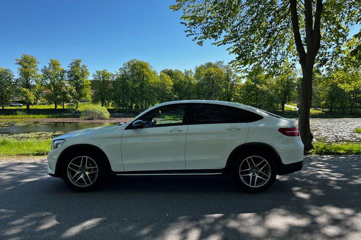 Hvid Mercedes GLC250 fra 2017 set udefra