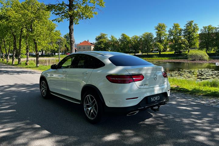 Hvid Mercedes GLC250 fra 2017 set udefra