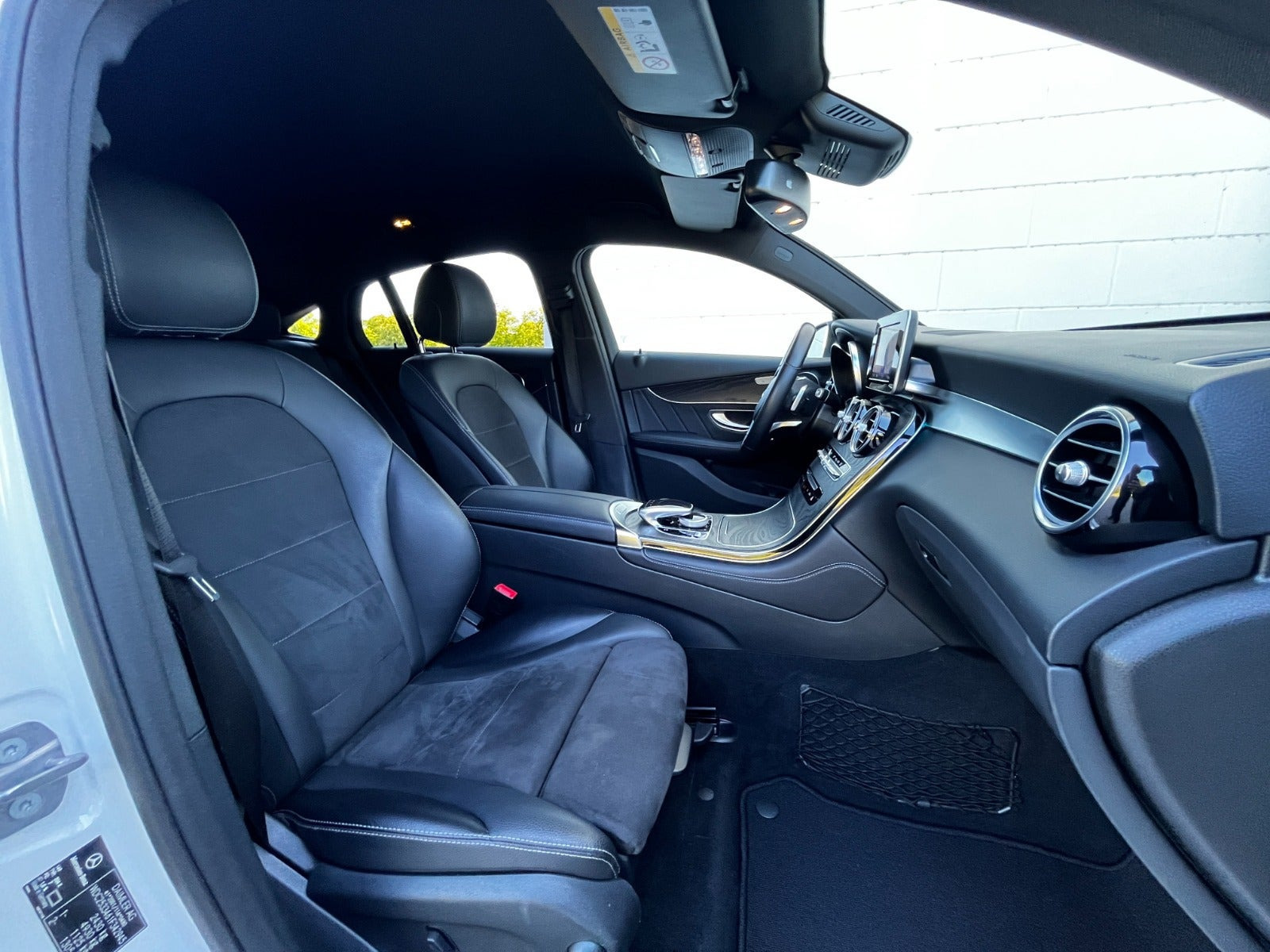 Hvid Mercedes GLC250 fra 2017 set indefra