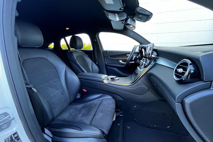 Hvid Mercedes GLC250 fra 2017 set indefra