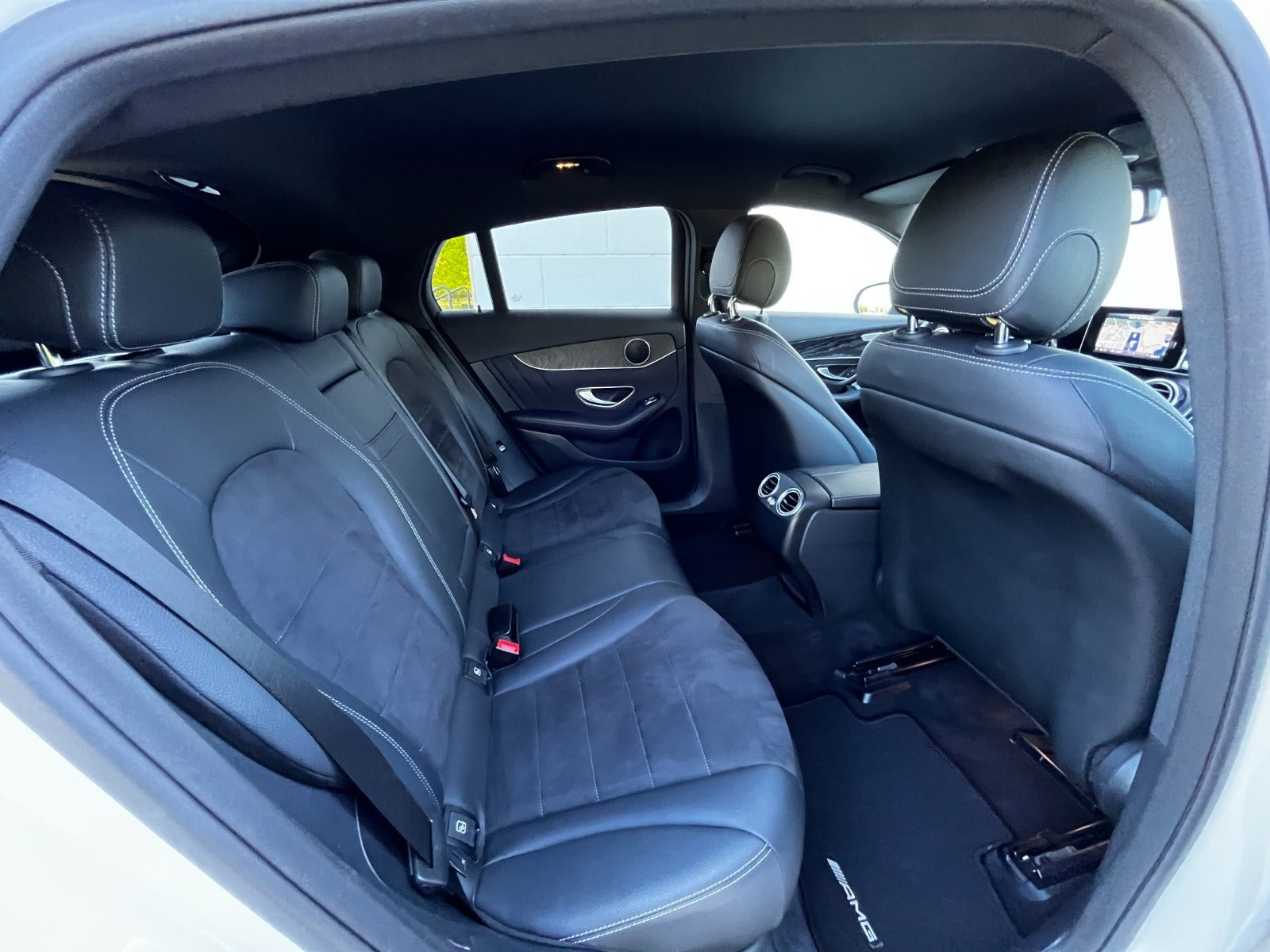 Hvid Mercedes GLC250 fra 2017 set indefra