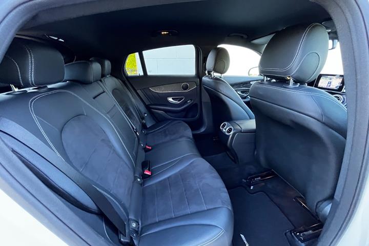 Hvid Mercedes GLC250 fra 2017 set indefra