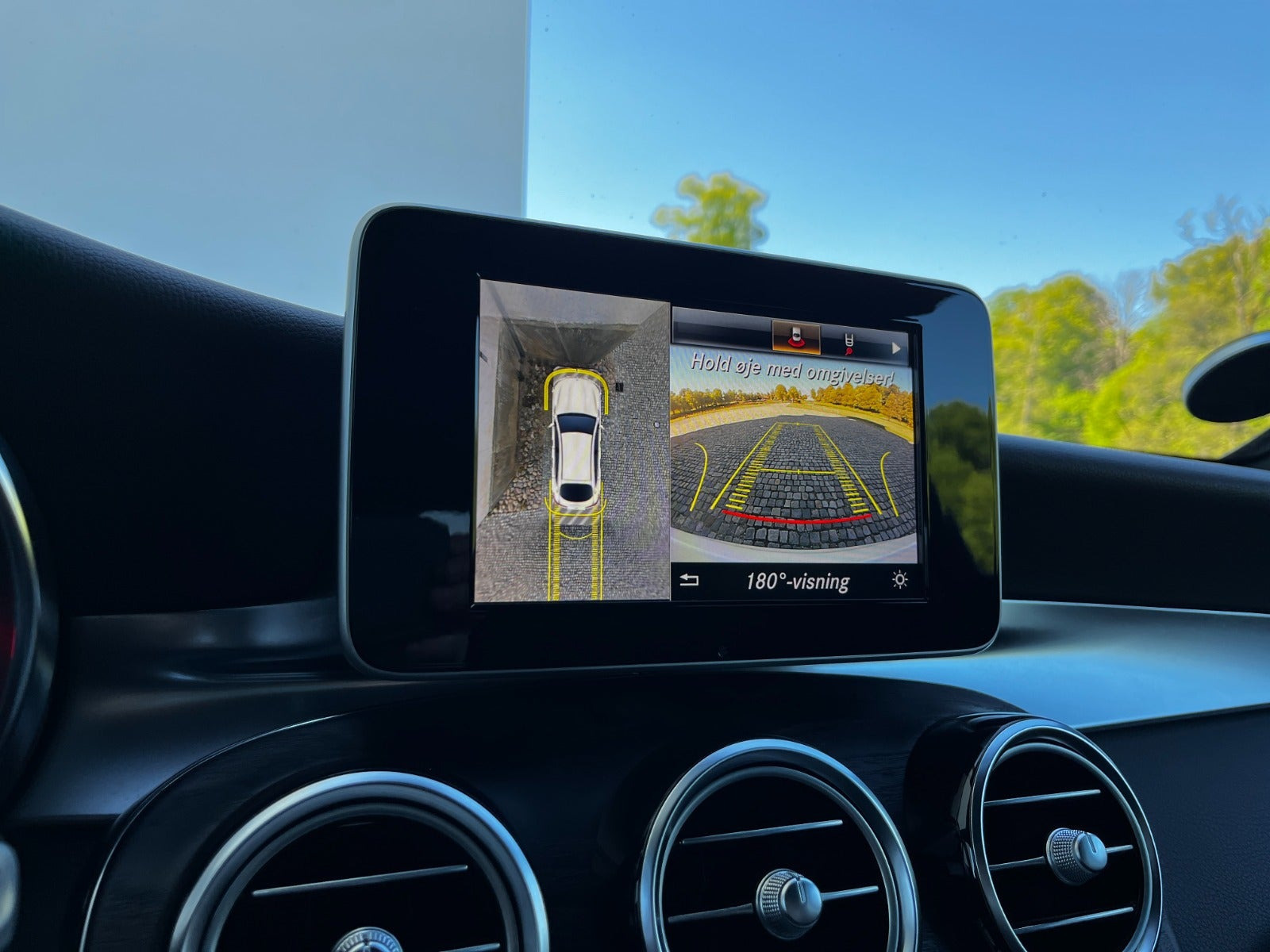Hvid Mercedes GLC250 fra 2017 set indefra