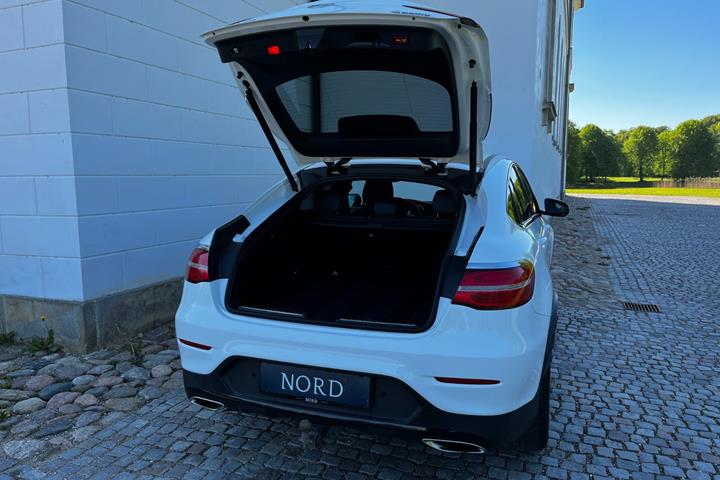 Hvid Mercedes GLC250 fra 2017 set udefra
