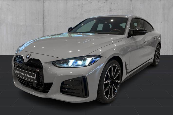 Grå BMW i4 fra 2026 set udefra