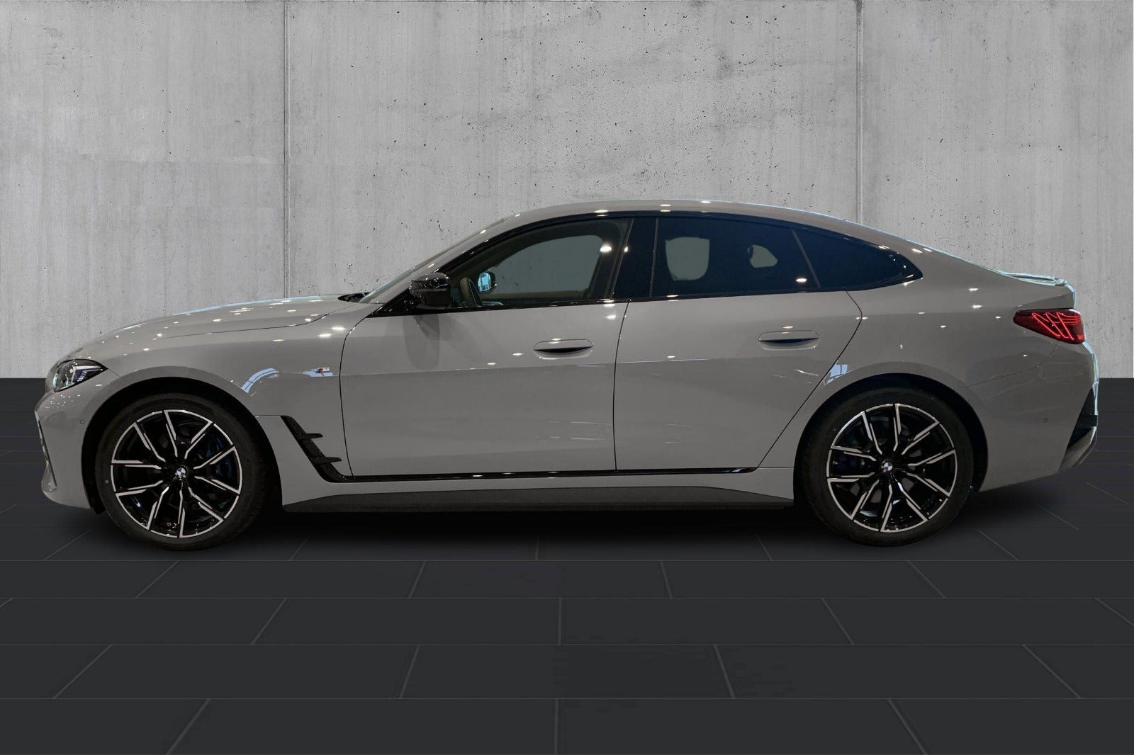 Grå BMW i4 fra 2026