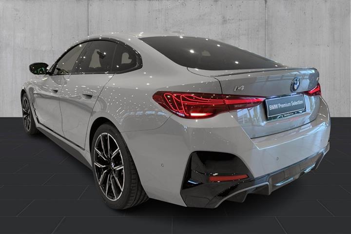 Grå BMW i4 fra 2026