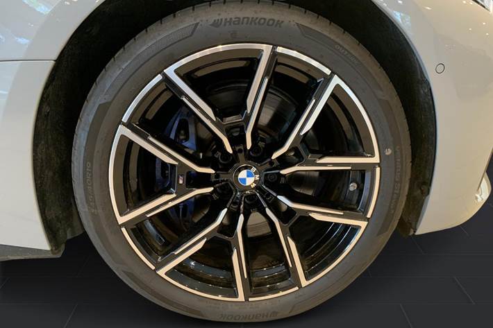 Grå BMW i4 fra 2026