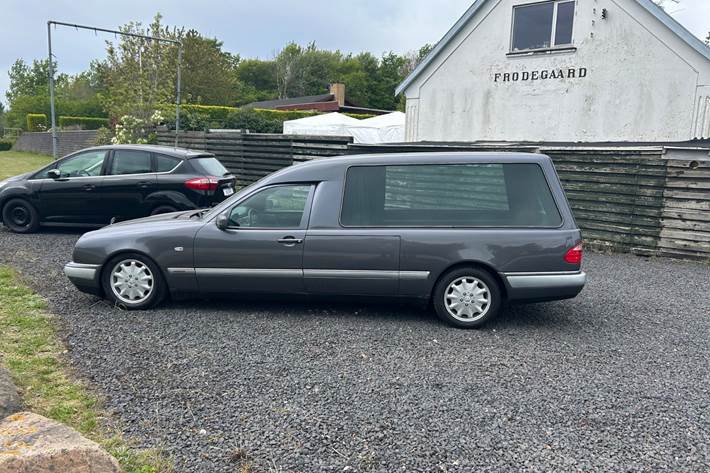 Grå Mercedes E420 fra 1998