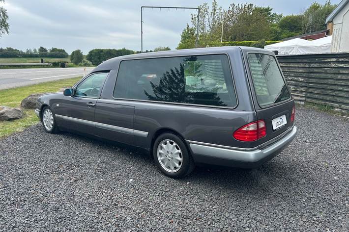 Grå Mercedes E420 fra 1998