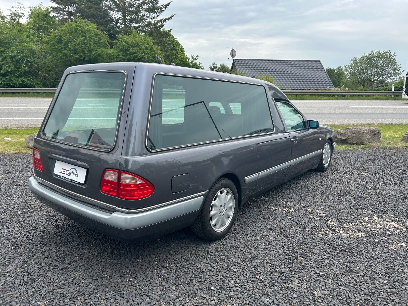 Grå Mercedes E420 fra 1998 set udefra