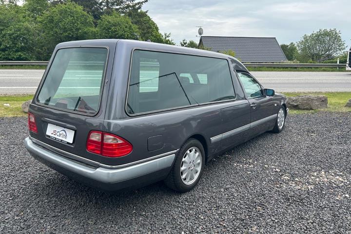 Grå Mercedes E420 fra 1998 set udefra