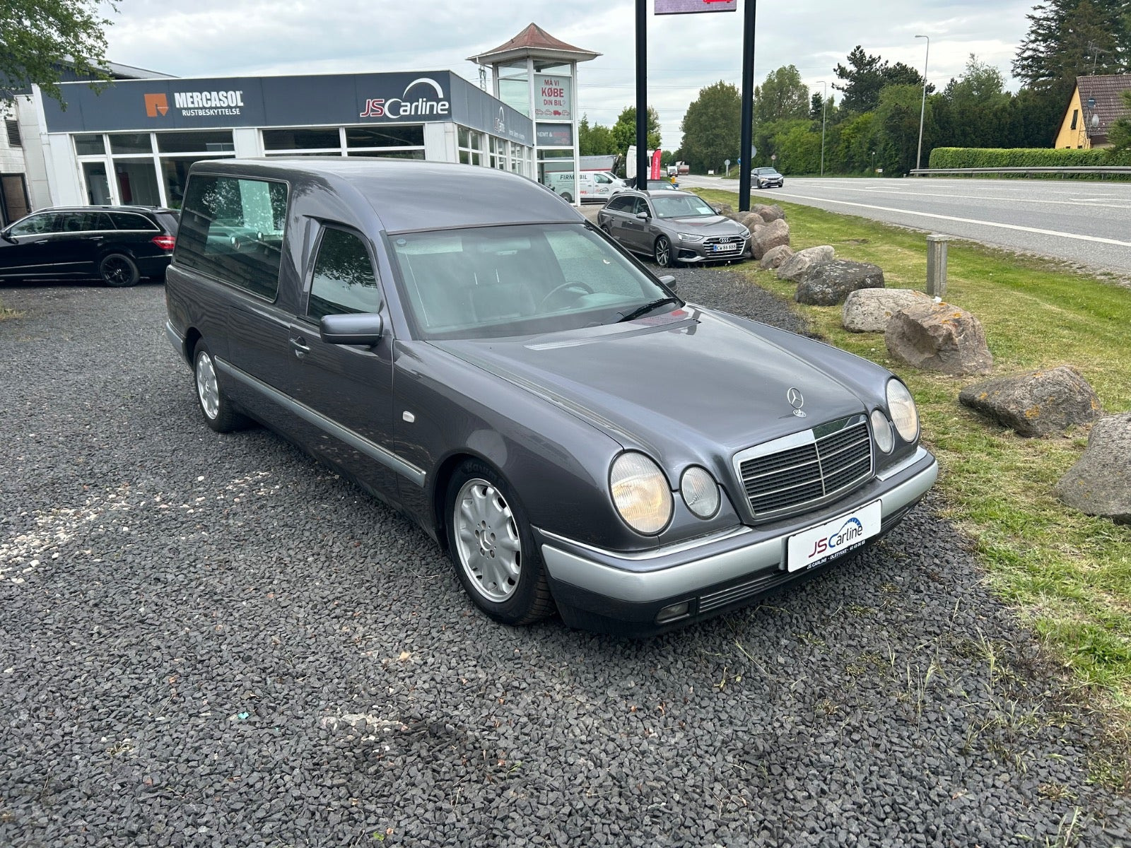 Grå Mercedes E420 fra 1998 set udefra