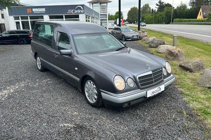 Grå Mercedes E420 fra 1998 set udefra