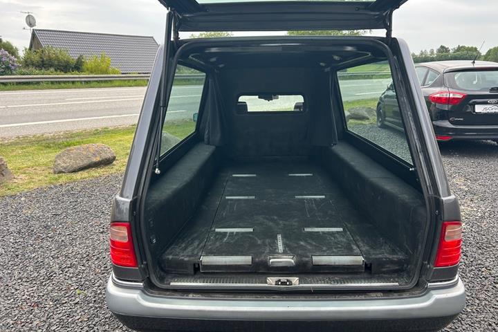 Grå Mercedes E420 fra 1998 set udefra