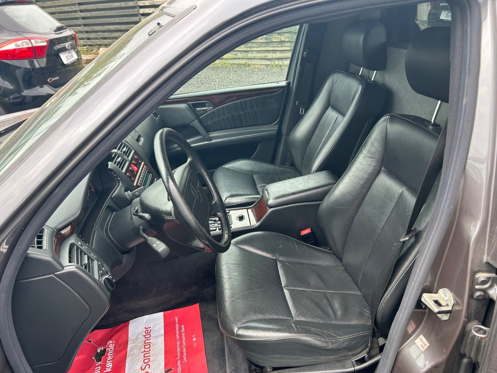 Grå Mercedes E420 fra 1998 set indefra