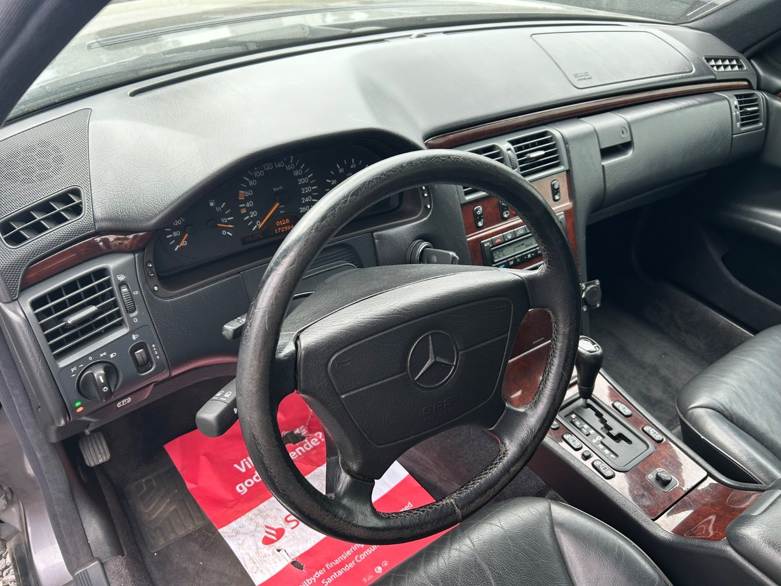 Grå Mercedes E420 fra 1998 set indefra