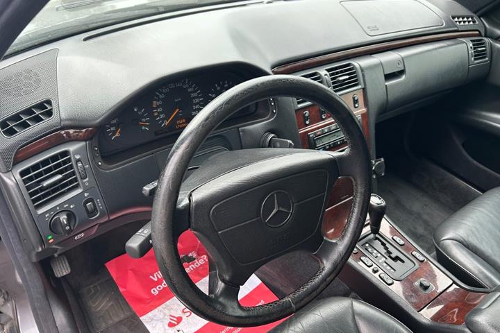Grå Mercedes E420 fra 1998 set indefra