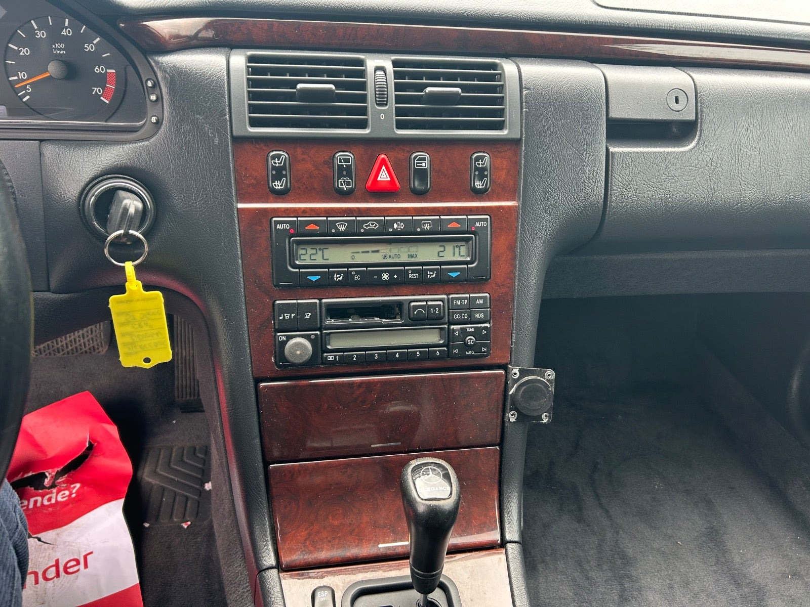 Grå Mercedes E420 fra 1998 set indefra