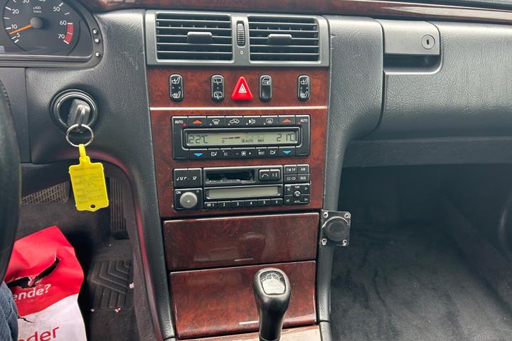Grå Mercedes E420 fra 1998 set indefra