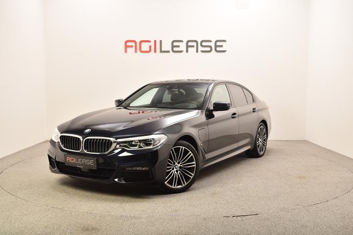 Sort BMW 530e fra 2020 set udefra