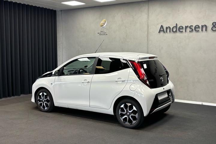 Hvid Toyota Aygo fra 2021