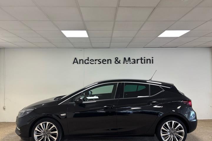 Sort Opel Astra fra 2020