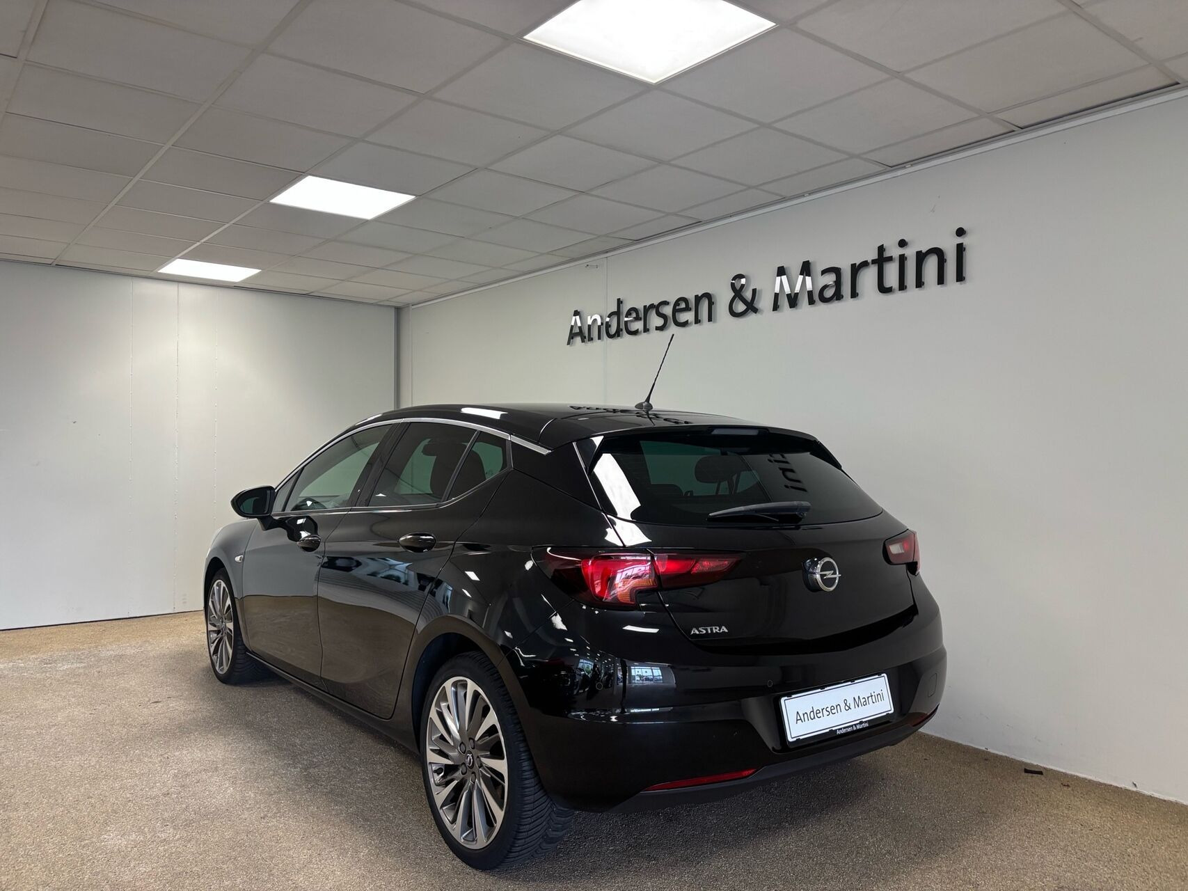 Sort Opel Astra fra 2020