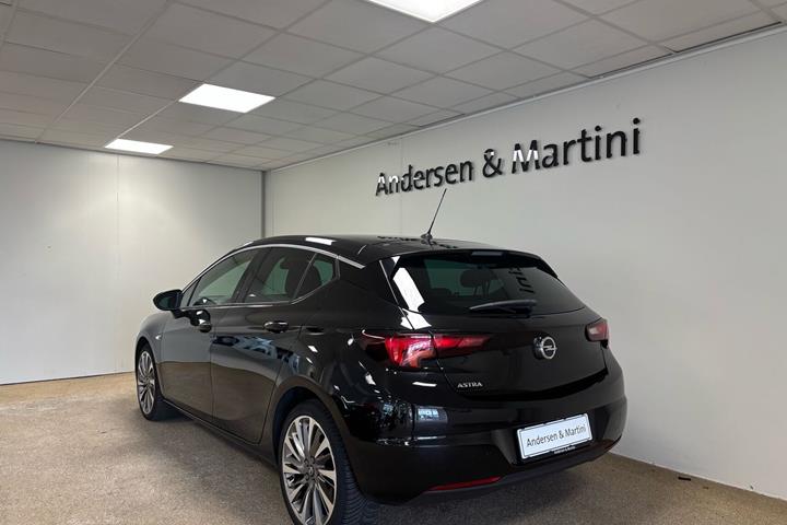 Sort Opel Astra fra 2020