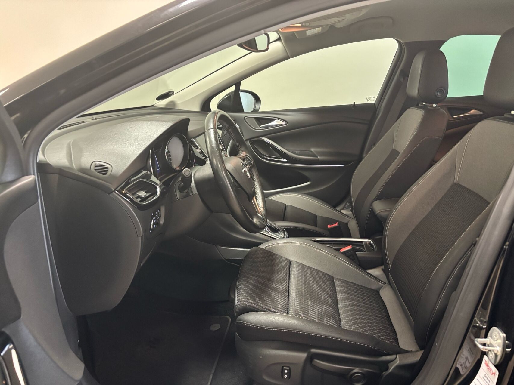 Sort Opel Astra fra 2020